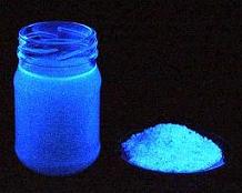 Les azurants optiques sont des substances qui absorbent les ultraviolets et émettent de la lumière bleue par fluorescence 