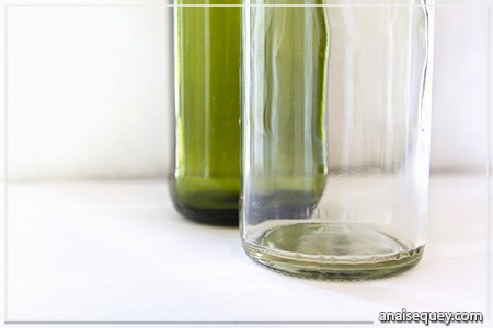 En ajoutant de l'oxyde de chrome à la structure chimique du verre, on modifie sa réactivité à la lumière et on lui confère une couleur verte