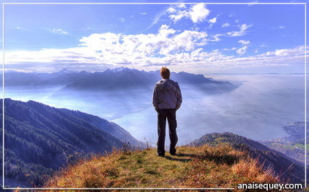 Au sommet d'une falaise, un homme surplombe le lac Léman (en Suisse)