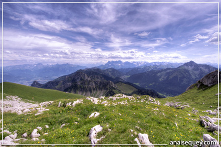 Beau paysage et frontière franco-suisse depuis le col des Cornettes de Bise