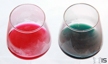 La couleur du jus varie selon l'acide et la base