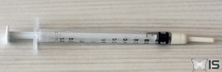 Une seringue de vétérinaire pour le nourrissage des oisillons nidcoles