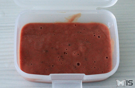 Le mélange protéiné est congelé pour éviter la croissance des bactéries